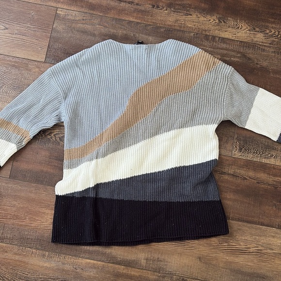 Colorblock Sweater - Picture 4 of 5